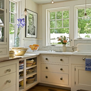 Immagine di una cucina chic con lavello da incasso, top in marmo, nessun'anta, ante beige e paraspruzzi in marmo