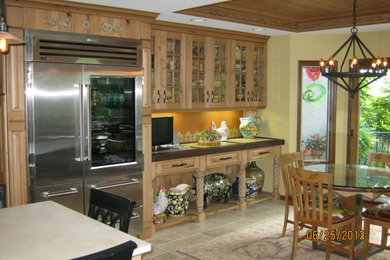 シーダーラピッズにある地中海スタイルのおしゃれなキッチンの写真