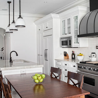 Immagine di una grande cucina classica con ante bianche, top in quarzite, paraspruzzi bianco, paraspruzzi con piastrelle diamantate, elettrodomestici in acciaio inossidabile, parquet scuro e ante con riquadro incassato