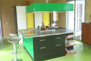 Imagen de cocina contemporánea pequeña con fregadero bajoencimera, armarios con paneles lisos, encimera de laminado, electrodomésticos con paneles, suelo de madera pintada, una isla, suelo verde y encimeras verdes