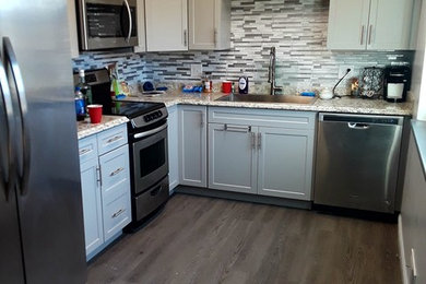 Exempel på ett mellanstort modernt kök, med skåp i shakerstil, grå skåp, vinylgolv och brunt golv