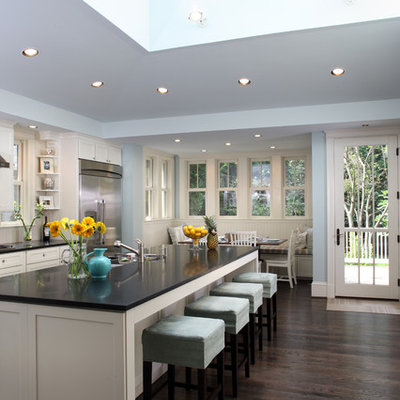 Transitional eat-in kitchen photo in DC Metro with black countertops