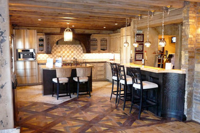 フェニックスにあるエクレクティックスタイルのおしゃれなアイランドキッチン (ベージュキッチンパネル、石タイルのキッチンパネル、シルバーの調理設備) の写真