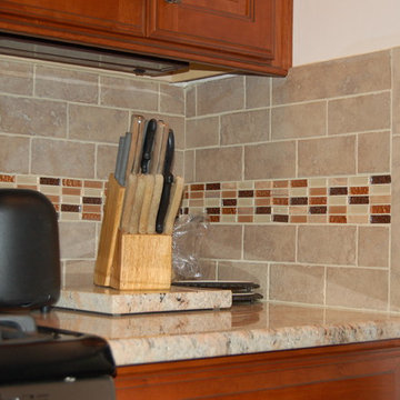 Kitchen w/ Tile Backsplash with Linear Accent