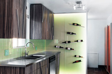 Immagine di una piccola cucina lineare minimal chiusa con lavello da incasso, ante lisce, ante in legno bruno, top in acciaio inossidabile, paraspruzzi verde e elettrodomestici in acciaio inossidabile