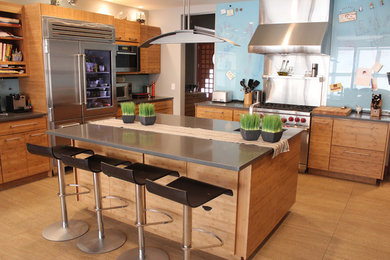 ニューヨークにある広いコンテンポラリースタイルのおしゃれなキッチン (中間色木目調キャビネット、クオーツストーンカウンター、青いキッチンパネル、シルバーの調理設備、淡色無垢フローリング) の写真