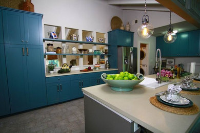 Foto de cocina clásica renovada de tamaño medio con fregadero sobremueble, armarios estilo shaker, puertas de armario azules, encimera de acrílico, electrodomésticos de acero inoxidable, suelo de ladrillo, una isla, suelo beige y encimeras beige