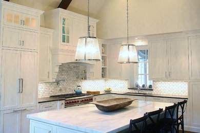 Esempio di una cucina chic di medie dimensioni con lavello sottopiano, ante in stile shaker, ante bianche, top in granito, paraspruzzi bianco, elettrodomestici in acciaio inossidabile e parquet scuro