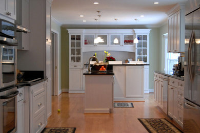 ワシントンD.C.にあるおしゃれなキッチン (白いキャビネット、シルバーの調理設備) の写真