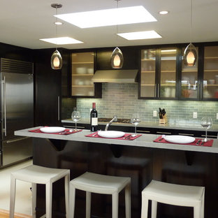 75+ Küchen mit Mineralwerkstoff-Arbeitsplatte und Küchenrückwand in