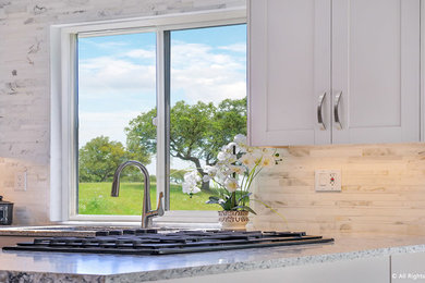 Foto de cocina comedor contemporánea con armarios estilo shaker y salpicadero de mármol