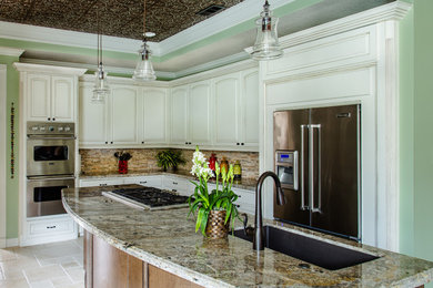 Example of a large classic kitchen design in Houston