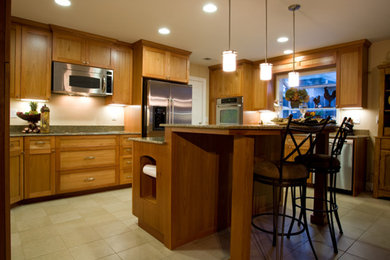 サクラメントにある中くらいなおしゃれなキッチン (淡色木目調キャビネット) の写真