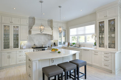 Example of a classic kitchen design in Miami