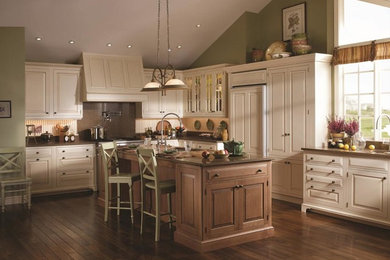 Idéer för mellanstora lantliga kök, med en undermonterad diskho, luckor med upphöjd panel, vita skåp, granitbänkskiva, vitt stänkskydd, stänkskydd i trä, integrerade vitvaror, mellanmörkt trägolv, en köksö och brunt golv