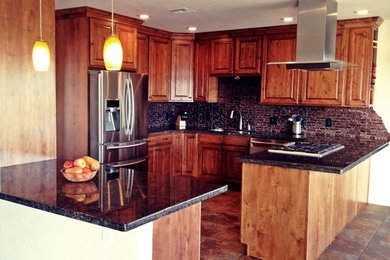 Idéer för mellanstora amerikanska kök, med en dubbel diskho, luckor med upphöjd panel, skåp i mellenmörkt trä, granitbänkskiva, flerfärgad stänkskydd, stänkskydd i glaskakel, rostfria vitvaror, klinkergolv i keramik, en halv köksö och brunt golv