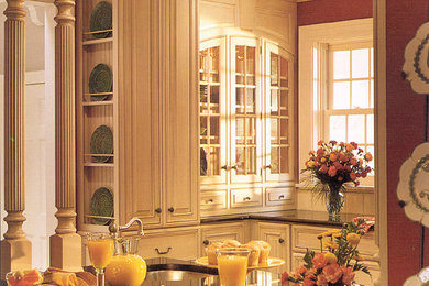 Diseño de cocina clásica renovada grande con puertas de armario blancas, encimera de granito y una isla