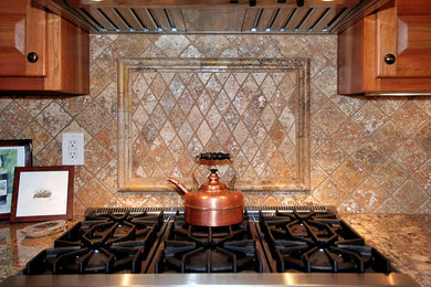 Esempio di una cucina a L stile americano di medie dimensioni con lavello sottopiano, ante con bugna sagomata, ante in legno scuro e top in granito
