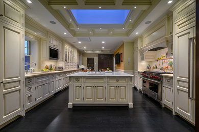Exempel på ett klassiskt kök med öppen planlösning, med en undermonterad diskho, luckor med upphöjd panel, beige skåp, marmorbänkskiva, flerfärgad stänkskydd, stänkskydd i marmor, rostfria vitvaror, mörkt trägolv, en köksö och svart golv