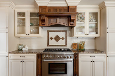 Inspiration för ett stort vintage kök, med luckor med infälld panel, vita skåp, granitbänkskiva, vitt stänkskydd, stänkskydd i keramik, rostfria vitvaror och en halv köksö