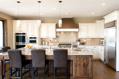 Foto på ett vintage kök och matrum, med en undermonterad diskho, granitbänkskiva, beige stänkskydd, stänkskydd i keramik, rostfria vitvaror, mellanmörkt trägolv och en köksö