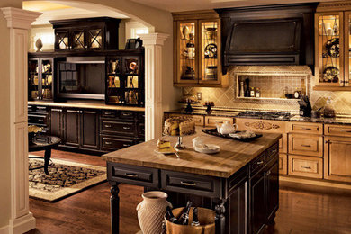 Inspiration för ett avskilt, mellanstort vintage l-kök, med luckor med upphöjd panel, skåp i ljust trä, träbänkskiva, beige stänkskydd, stänkskydd i keramik, mörkt trägolv och en köksö
