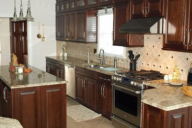 Idéer för ett mellanstort klassiskt kök, med en undermonterad diskho, bruna skåp, granitbänkskiva, beige stänkskydd, stänkskydd i keramik, rostfria vitvaror, klinkergolv i keramik, en köksö, luckor med upphöjd panel och brunt golv