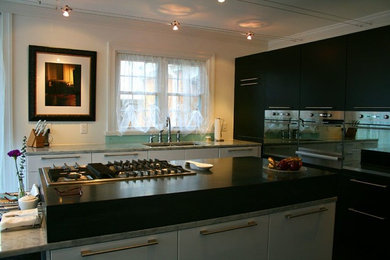На фото: кухня в классическом стиле с обеденным столом, двойной мойкой, плоскими фасадами, белыми фасадами, гранитной столешницей и островом