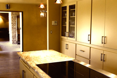 サンルイスオビスポにあるミッドセンチュリースタイルのおしゃれなキッチンの写真
