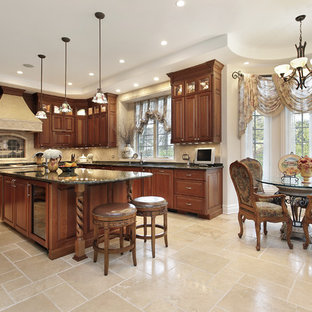 Ispirazione per una grande cucina tradizionale con ante con bugna sagomata, ante in legno bruno, paraspruzzi beige, top in marmo, pavimento con piastrelle in ceramica, lavello a doppia vasca, paraspruzzi in gres porcellanato, elettrodomestici in acciaio inossidabile e pavimento beige