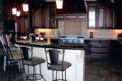 Immagine di una cucina classica di medie dimensioni con lavello a vasca singola, ante a filo, ante in legno bruno, top in quarzite, paraspruzzi beige, paraspruzzi in travertino, elettrodomestici in acciaio inossidabile, pavimento in travertino e pavimento marrone