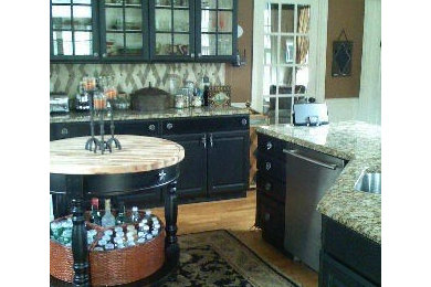 Diseño de cocina bohemia con fregadero bajoencimera, encimera de granito, salpicadero de azulejos de piedra, electrodomésticos de acero inoxidable y suelo de madera clara