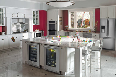 Foto på ett mellanstort vintage kök, med en undermonterad diskho, luckor med upphöjd panel, vita skåp, marmorbänkskiva, vitt stänkskydd, stänkskydd i stenkakel, rostfria vitvaror, marmorgolv och en köksö