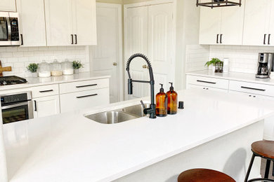 Imagen de cocina de estilo de casa de campo con armarios estilo shaker, fregadero bajoencimera, puertas de armario blancas y encimeras blancas