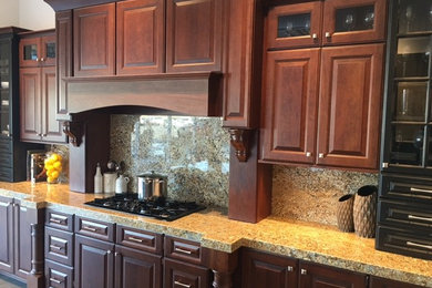 Exemple d'une cuisine ouverte linéaire chic en bois brun de taille moyenne avec un placard avec porte à panneau surélevé, un plan de travail en granite, une crédence multicolore et une crédence en dalle de pierre.