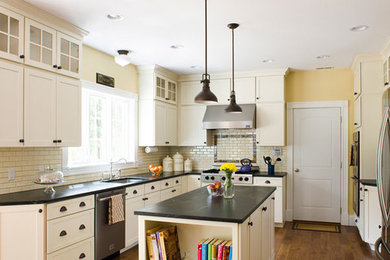 Foto de cocina clásica grande con electrodomésticos de acero inoxidable y una isla