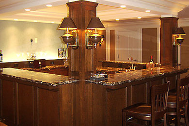 Modelo de cocina grande con armarios con paneles empotrados, puertas de armario de madera en tonos medios y encimera de granito