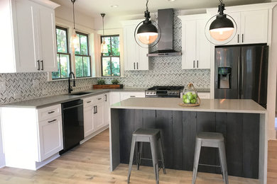 Klassische Küche mit weißen Schränken, Quarzit-Arbeitsplatte und hellem Holzboden in Atlanta