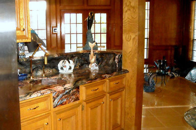 Imagen de cocina clásica de tamaño medio con fregadero encastrado, puertas de armario de madera oscura y salpicadero azul