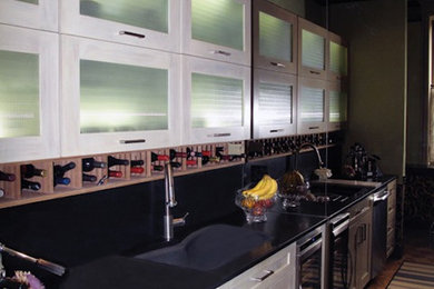 サンフランシスコにある中くらいなトランジショナルスタイルのおしゃれなダイニングキッチン (ドロップインシンク、シルバーの調理設備) の写真