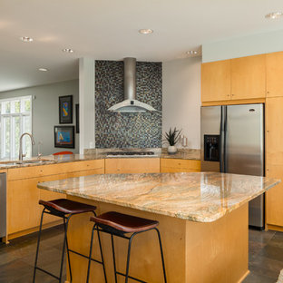 Esempio di una grande cucina design con lavello a doppia vasca, ante lisce, top in granito, paraspruzzi a effetto metallico, paraspruzzi con piastrelle di vetro, elettrodomestici in acciaio inossidabile, pavimento con piastrelle in ceramica, isola, pavimento marrone, ante in legno scuro e top marrone