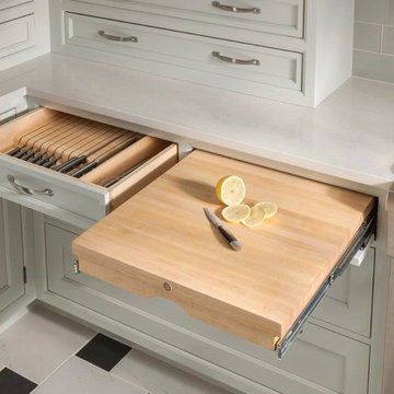 Knife Block and Pull-Out Chopping Block