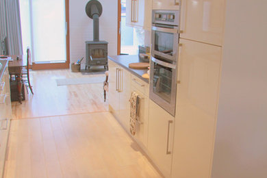Photo of a medium sized contemporary kitchen in Dublin.