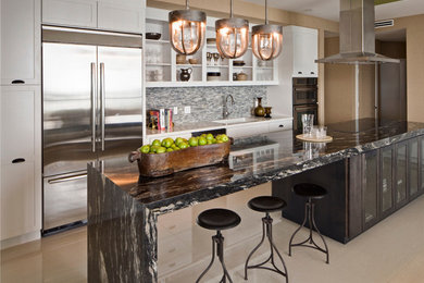 Zweizeilige Moderne Küche mit Doppelwaschbecken, Schrankfronten mit vertiefter Füllung, grauen Schränken, Granit-Arbeitsplatte, Küchenrückwand in Blau, Rückwand aus Mosaikfliesen, Kücheninsel und Küchengeräten aus Edelstahl in Miami