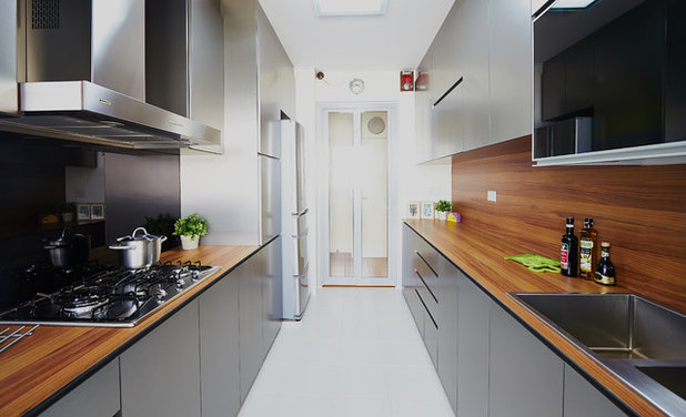Modern Kitchen by KompacPlus Pte Ltd