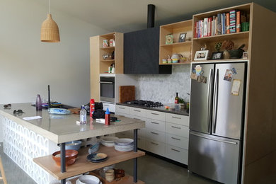 Cette photo montre une cuisine moderne.