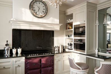 Klassisk inredning av ett mellanstort kök, med skåp i ljust trä, granitbänkskiva, beige stänkskydd och klinkergolv i porslin