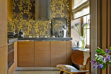 Источник вдохновения для домашнего уюта: угловая кухня-гостиная в современном стиле с плоскими фасадами, фасадами цвета дерева среднего тона, желтым фартуком, паркетным полом среднего тона и шторами на окнах без острова