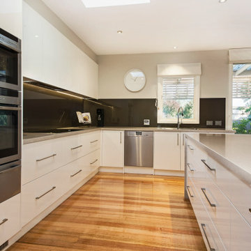L Shaped Kitchen with Island - Entertainers Delight