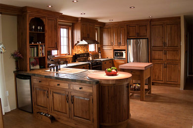 Kitchen - traditional kitchen idea in Montreal